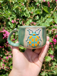 Caneca besouro verde-água e laranja - comprar online