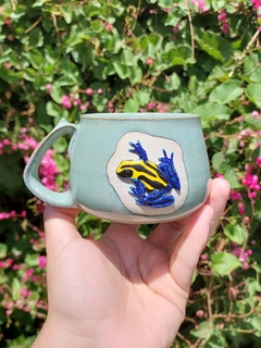 Caneca sapo amarelo e azul - comprar online