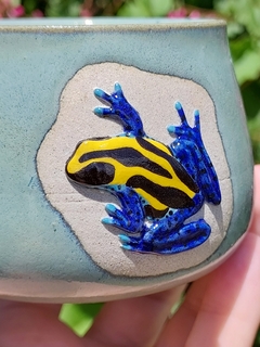 Caneca sapo amarelo e azul na internet