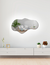 Espejo LED ARD Glanz Luminous Cloud de 90 x 52 cm, reflejando un ambiente moderno con muebles y plantas decorativas.