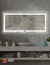 Espejo LED ARD Glanz Luminous Glass de 120 x 52 cm en un baño moderno con iluminación integrada.