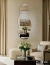 Espejo ARD Glanz Cloud de 120 x 55 cm, con un diseño moderno en un ambiente elegante, reflejando un cuadro y decoración minimalista.
