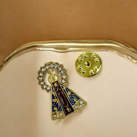 Broche Dourado Nossa Sra. Aparecida Com Resplendor Cravejado - comprar online