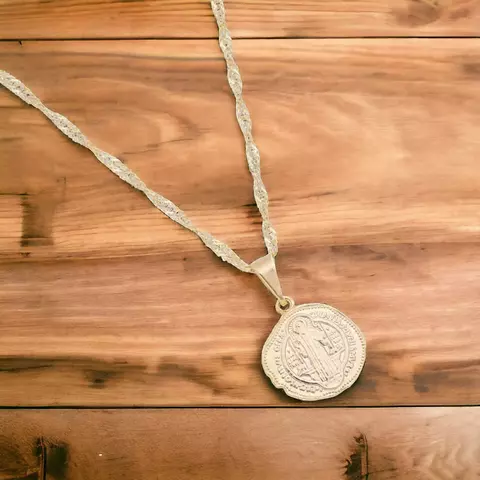 Colar com Medalha de São Bento na Cor Dourada - Folheado