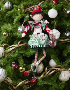 Duenda Funny con falda verde a rayas y esfera, decorada en un árbol de Navidad.