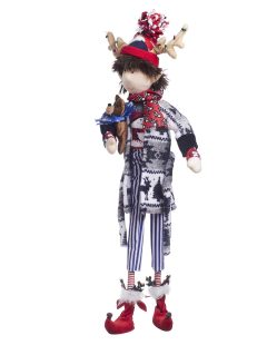 Muñeco de duende decorativo con bata blanca y gris, portando un peluche de osito en brazos, vestido con un gorro de Navidad y pantalones de rayas.