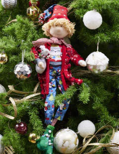 Muñeco duende decorativo navideño con bata roja y azul, sosteniendo con un peluche de muñeco de nieve, 70 cm de altura.