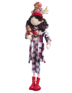 Muñeca decorativa tipo duenda con bata roja y blanca, sosteniendo un reno de peluche, decorado con gorro navideño y cuernos de reno, mide 70 cm.