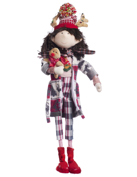 Muñeca decorativa tipo duenda con bata roja y blanca, sosteniendo un reno de peluche, decorado con gorro navideño y cuernos de reno, mide 70 cm.