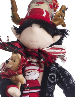 Muñeco duende decorativo de 70 cm con bata negra, gorro, bufanda y un osito de peluche en brazos, vestido con pijama de suéter navideño y pantalones a rayas.