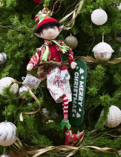 Muñeco de duende decorativo navideño con bermudas, gorro a rayas y patineta, de 70 cm.