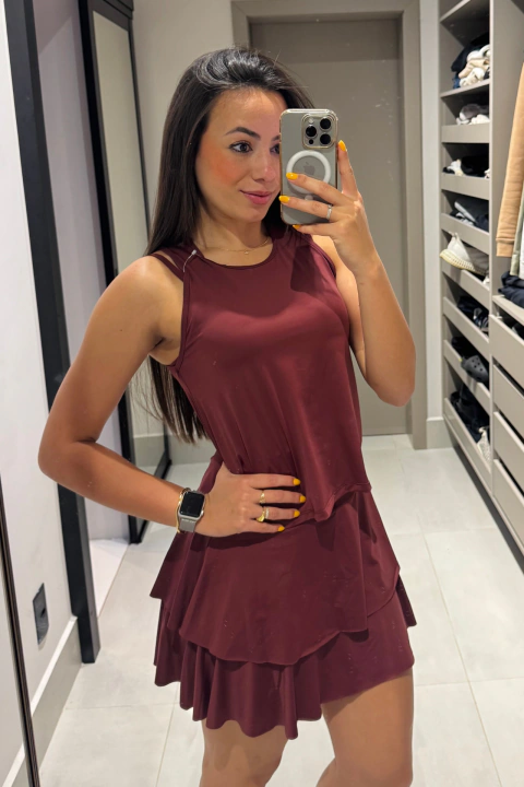 Conjunto Trio Monocromático: Top Cropped, Regata e Saia (VINHO)