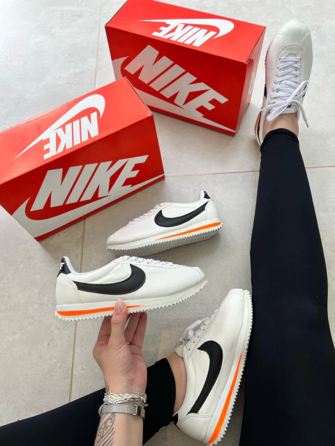 NIKE CORTEZ BRANCO/PRETO COM LARANJA - comprar online
