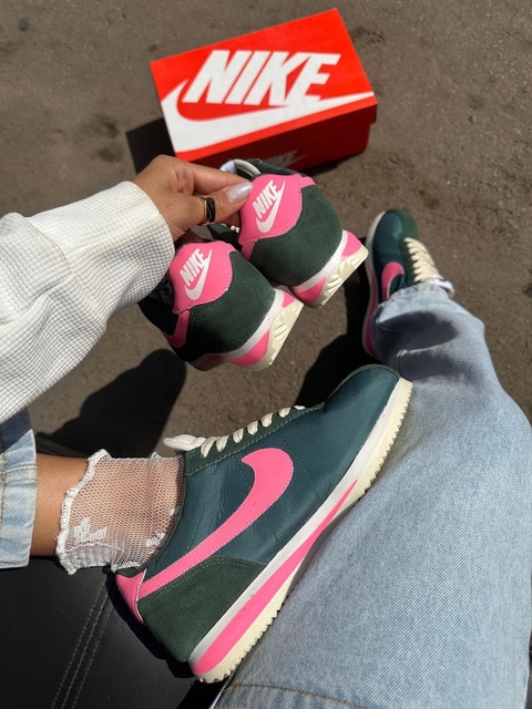 NIKE CORTEZ - PRETO E ROSA