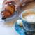Taza de té porcelana con diseño marroquí con  en un plato colorido.