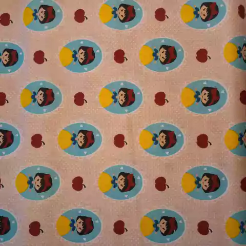 Tricoline Branca de Neve fundo Rosa com Maça