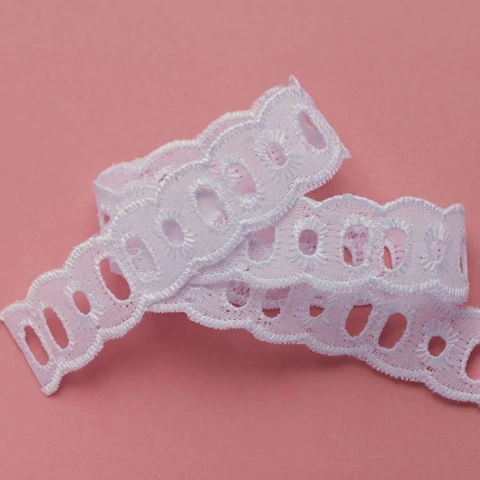 Bordado Passa Fita Branco