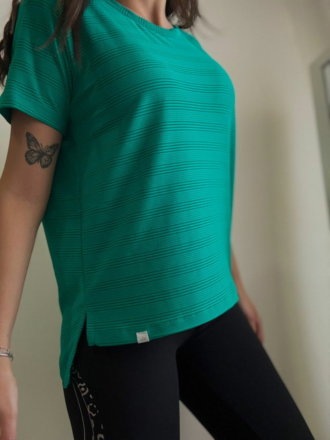 remera microfibra con tajo