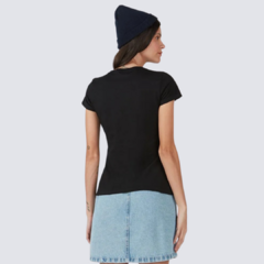Blusa Básica Feminina Decote Redondo Em Algodão Preto na internet