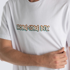 Camiseta Regular MCD The 80's Pipa C/ Estampa Costas - Branco - comprar online