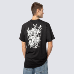 Camiseta Regular MCD Lírios C/ Estampa Costas - Preto na internet