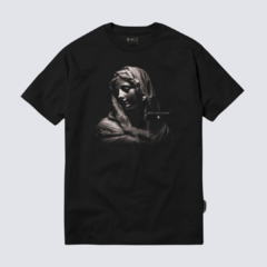 Camiseta Regular MCD Estátua Santa - Preto na internet