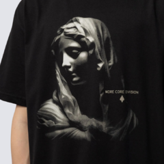 Camiseta Regular MCD Estátua Santa - Preto - comprar online