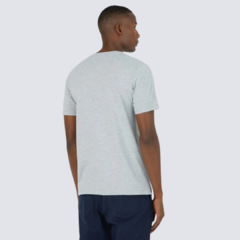 Camiseta Básica Masculina Decote Redondo Em Algodão Cinza na internet