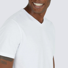 Camiseta Básica Masculina Decote V Em Algodão Branca - comprar online
