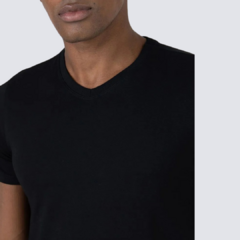 Camiseta Básica Masculina Decote V Em Algodão Preto - comprar online