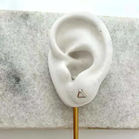 Brinco Pequeno Triangulo Vazado Prata 925