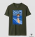 Camiseta verde escura com estampa artística de pôr do sol sobre o mar em tons de azul e laranja