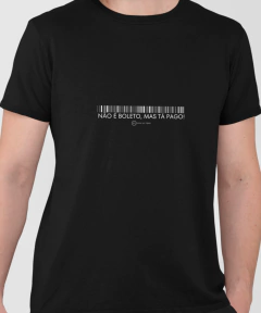 Camiseta preta com a frase "NÃO É BOLETO, MAS TÁ PAGO!" e um código de barras.