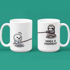 Caneca com ilustrações de um personagem puxando uma corda e um bicho-preguiça, com a frase "Vença a Preguiça!"