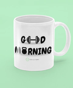 Caneca branca com a inscrição "Good Morning" e ícones de pesos, ideal para quem pratica exercícios.