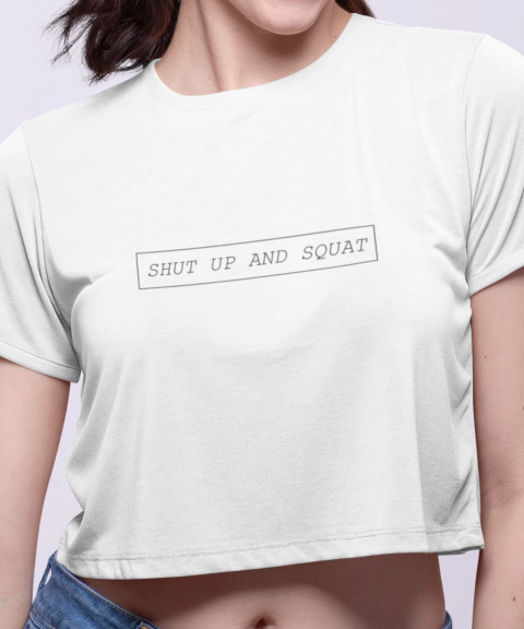 Cropped branco de treino com a frase shut up and squat