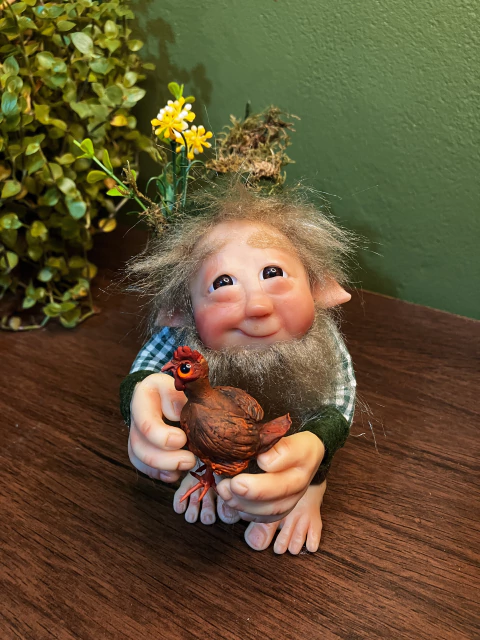 Duende amigo dos bichinhos com galinha - Pouca Sombra - comprar online