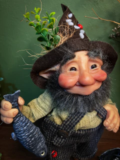 Gnomo Pescador - Lunátikas Amiguinhos Mágicos - Compre Duendes, Fadas, Bruxas, Gnomos, Magos e Seres Místicos artesanais