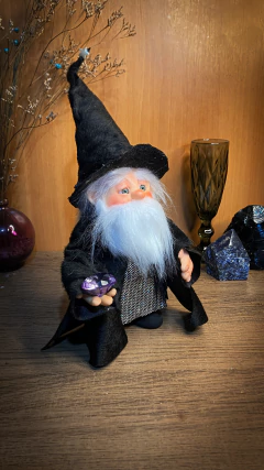 Mago com Cristal da Chama Violeta na internet