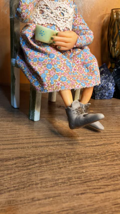 Bruxa da Paz e tranquilidade com fones e cadeirinha na internet