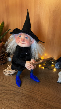Bruxa com vassoura - comprar online