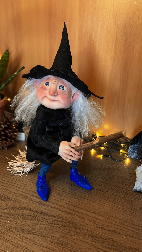 Bruxa com vassoura - comprar online