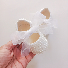 Sapatinho Pérolas Branco laço organza - comprar online