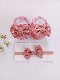 Kit sapatinho tricô + faixinha laço organza aramado flores rosé - comprar online