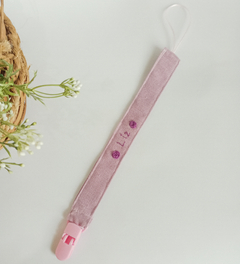 Prendedor de chupeta em linho bordado com nome florzinhas - comprar online