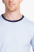 Camiseta contrast fit azul claro na internet