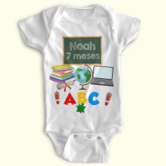 Body Bebê Personalizado Mesversário - Escolar ABC - Poliéster + Elastano - Estica! - comprar online