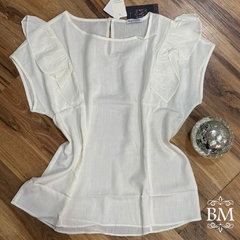 Blusa em Viscolinho, Off White, Manga Japonesa, Detalhe Babado Ombro, Fechamento Botão Gola, Bella Vitta BM1241B