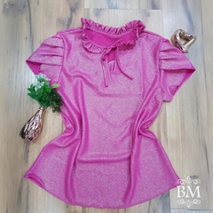 Blusa em Crepe com Brilho, Manga Curta, Rosa, Detalhe Franzido Gola, Amarração, Lilaisa BM1054R