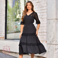 Vestido Midi, Crepe Preto, Manga e Ombro em Renda, Saia 3 Marias, Cinto, Forro, Feminine BM1268